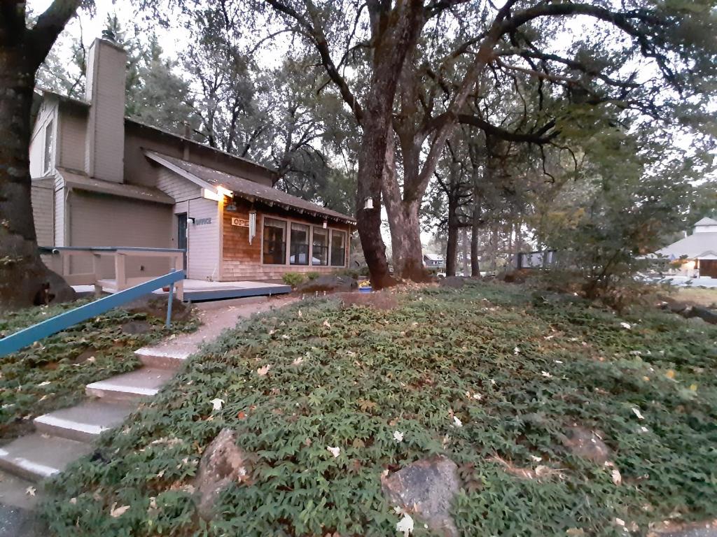 una casa con un patio de hierba delante de una casa en Alta Sierra Village Inn, en Grass Valley