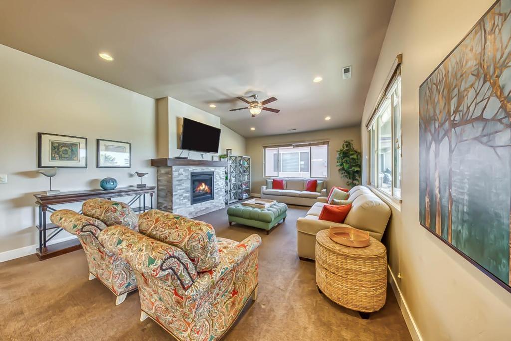 a living room with two couches and a fireplace at Mountain View Retreat: Paradise Village at Zion #39 in Santa Clara