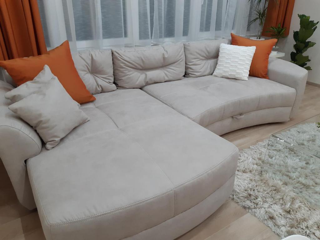 Posedenie v ubytovaní Modern, Quiet & Cozy Apartment in the middle of Downtown near Danube at Fashion street