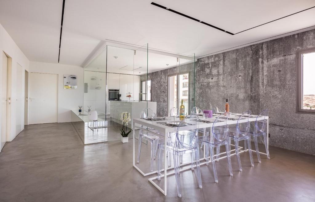 - une cuisine avec une table et des chaises dans la chambre dans l'établissement Sea Lovers Apartment, à Alcúdia