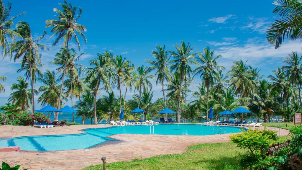 Bazén v ubytování Mombasa Continental Resort nebo v jeho okolí