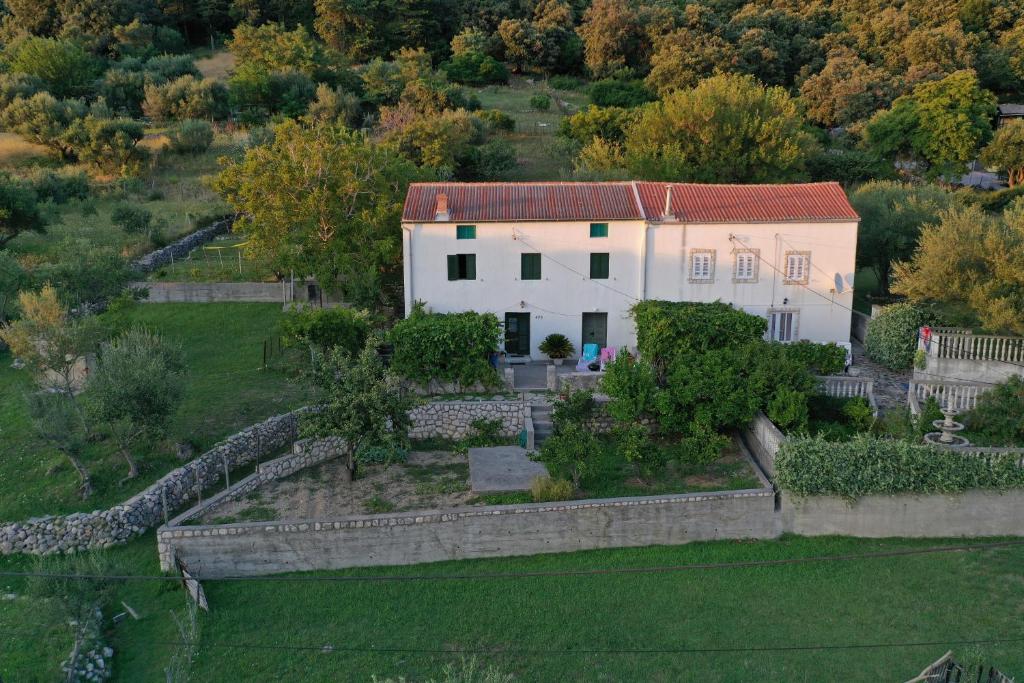 an aerial view of a house with a yard at Vacation House Viskic in Supetarska Draga