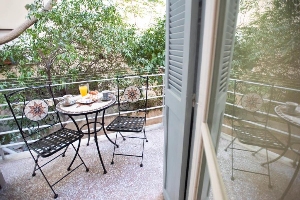 balkon ze stołem i krzesłami w obiekcie Blue Ark Lavish Sauna Suite w Atenach