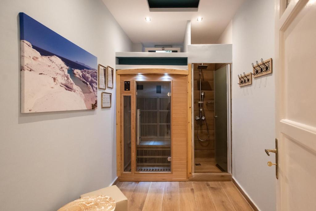Zdjęcie z galerii obiektu Blue Ark Lavish Sauna Suite w Atenach