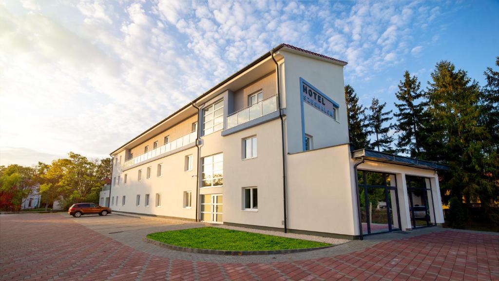 Budynek, w którym mieści się hotel