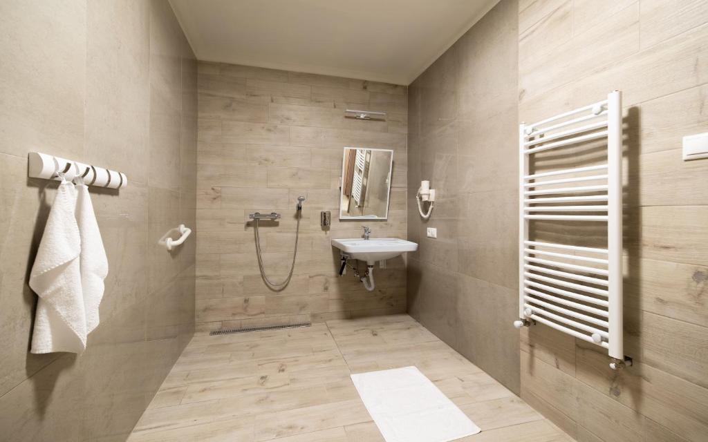 Łazienka w obiekcie Hotel Szeghalom