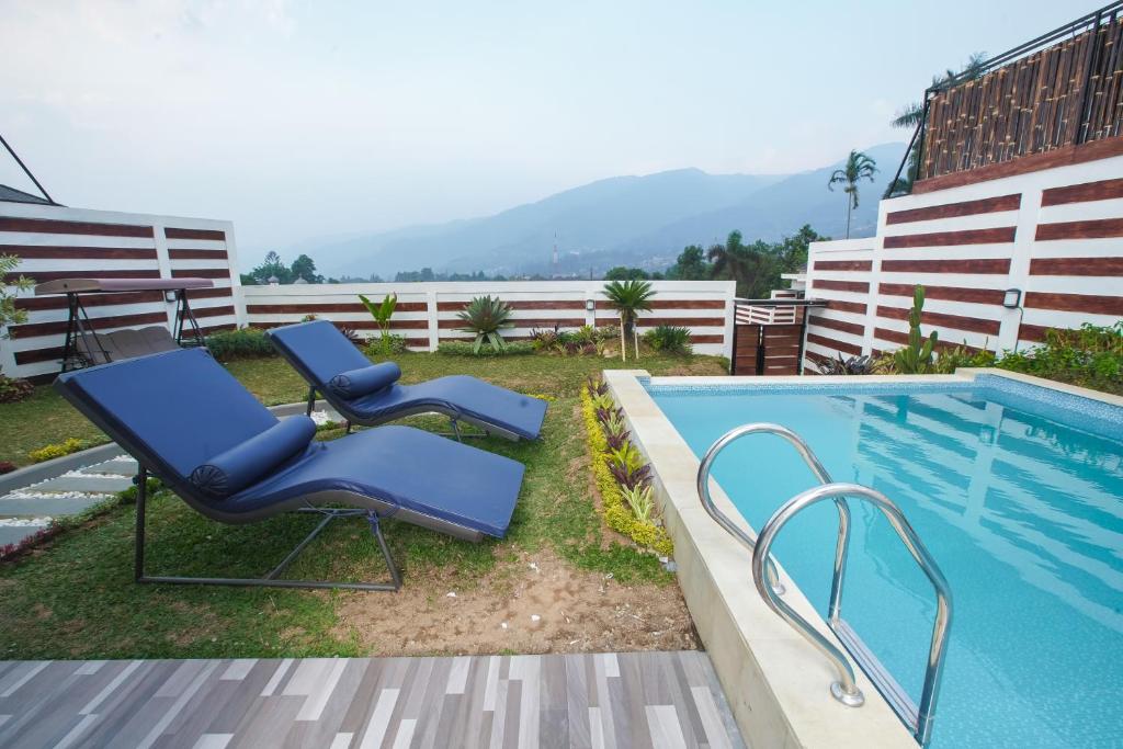 Bazén v ubytování Nirvana Villas Puncak nebo v jeho okolí