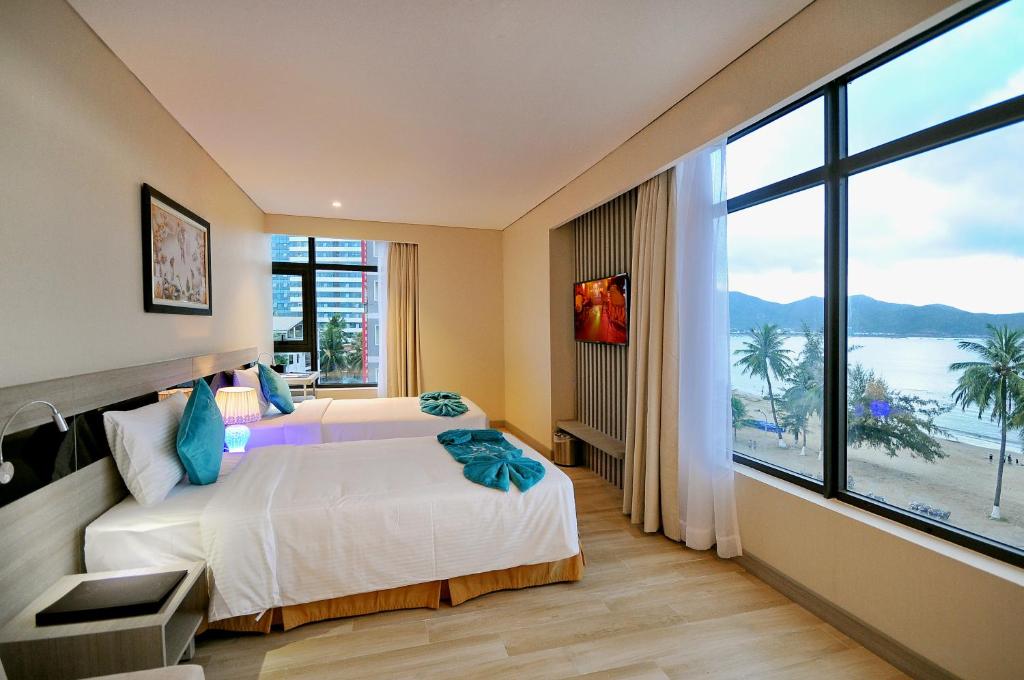 - une chambre avec un lit et une grande fenêtre dans l'établissement The MCR Luxury Nha Trang, à Nha Trang