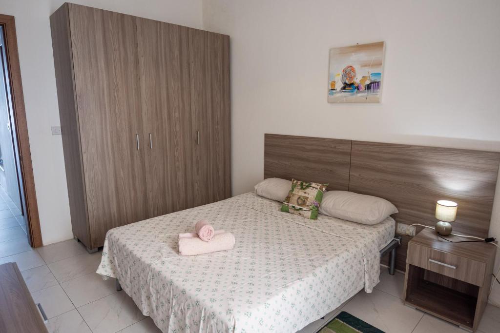 Postel nebo postele na pokoji v ubytování Seafront apartment between Valletta and Sliema