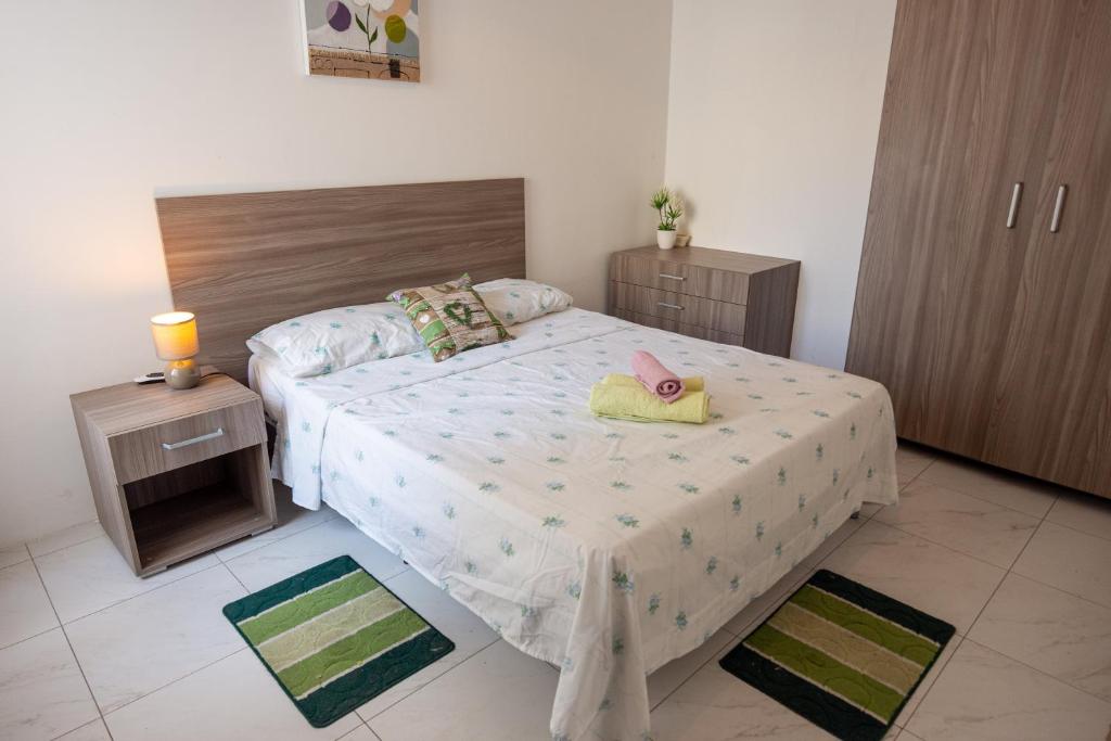 Postel nebo postele na pokoji v ubytování Seafront apartment between Valletta and Sliema