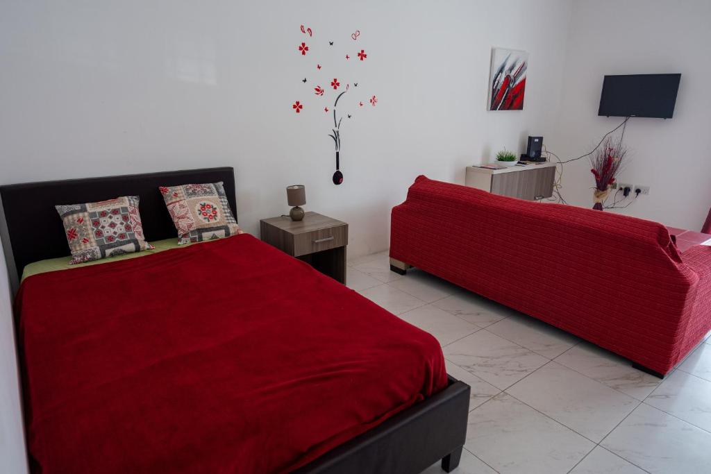 Postel nebo postele na pokoji v ubytování Seafront apartment between Valletta and Sliema