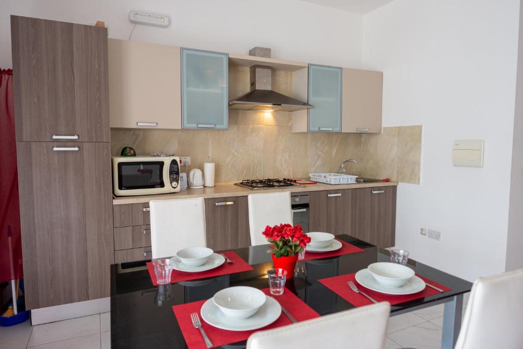 Kuchyň nebo kuchyňský kout v ubytování Seafront apartment between Valletta and Sliema