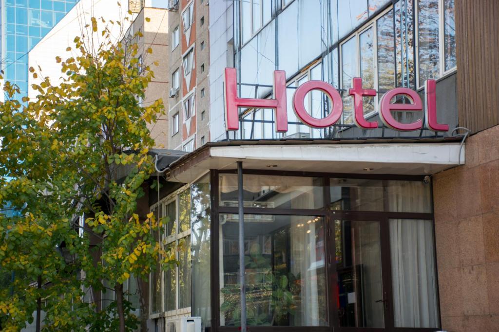 una señal de hotel en el lateral de un edificio en Astana Hotel, en Almaty