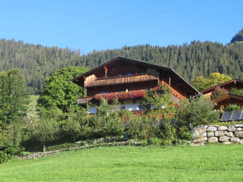 ein Haus mitten auf einem Feld in der Unterkunft Haus Moosbrunn in Alpbach