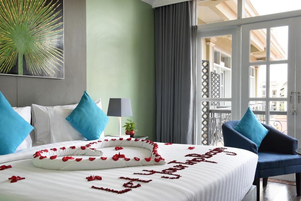 Postel nebo postele na pokoji v ubytování Memoire Siem Reap Hotel