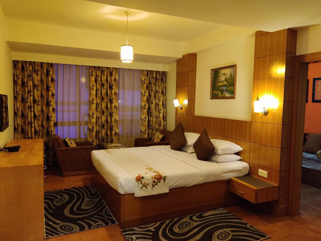 Rúm í herbergi á Hotel Tarayana