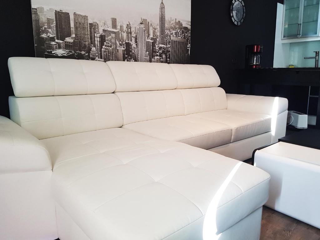 un divano bianco in un soggiorno con una città di Amazing Ocean Views - First Line Sunset - Free Wifi ad Amadores