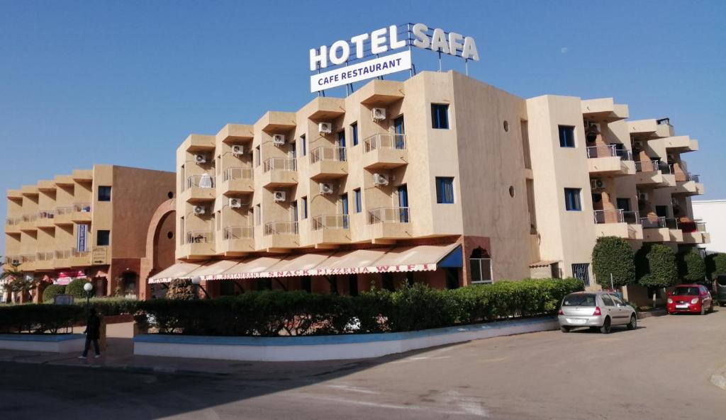 un hotel con un coche aparcado delante de él en Hotel Safa en Sidi Ifni