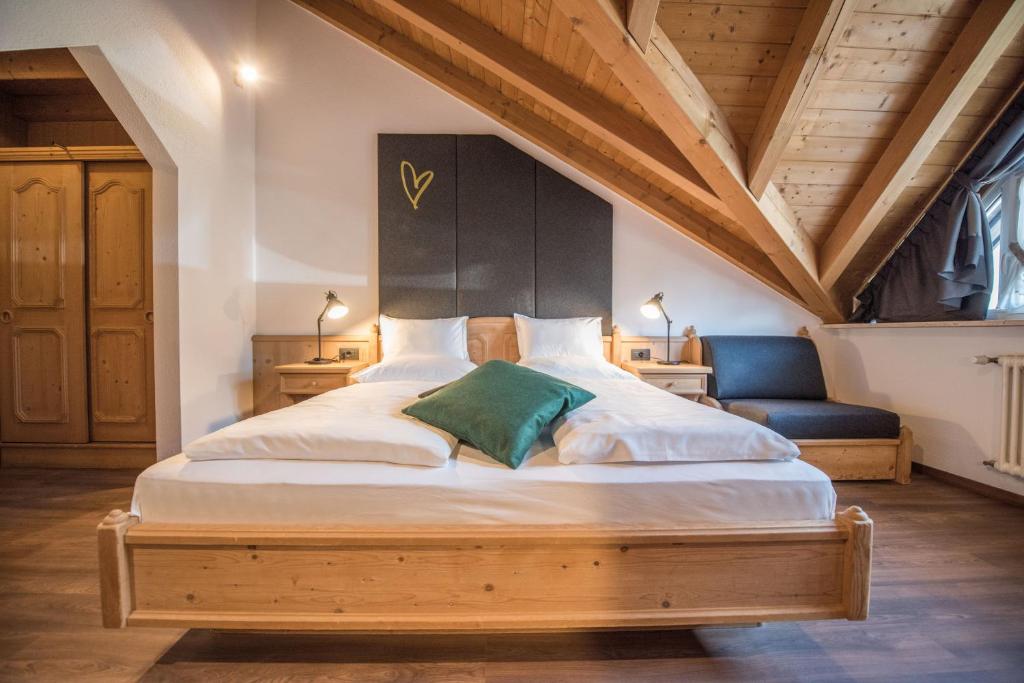 Postel nebo postele na pokoji v ubytování Vitaurina Royal Hotel