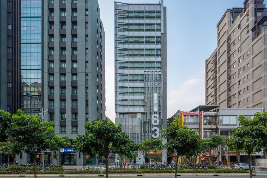 台北的住宿－謙商旅 - 東門館，城市中一群高大的建筑