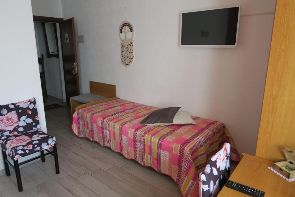 TV a/nebo společenská místnost v ubytování L'Union B&B - Chambres d'hôtes