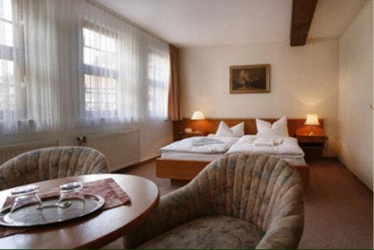 Postel nebo postele na pokoji v ubytování Hotel Zum Kanzler