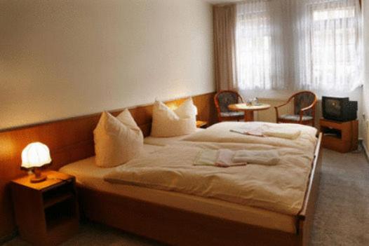 Postel nebo postele na pokoji v ubytování Hotel Zum Kanzler