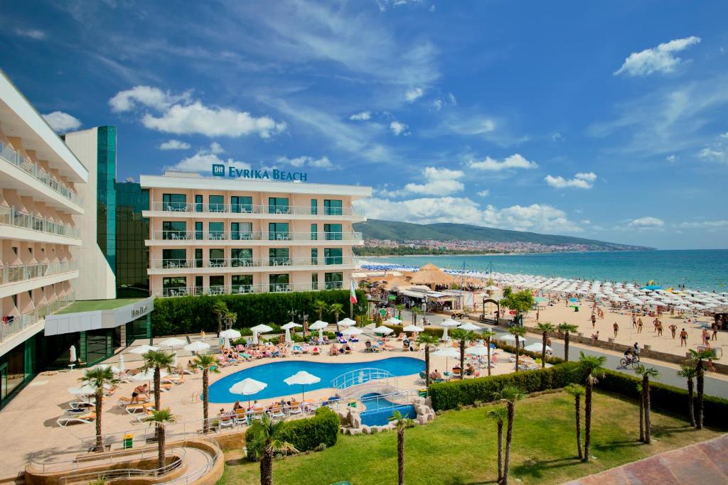 un complejo con piscina y playa en DIT Evrika Beach Club Hotel - All Inclusive en Sunny Beach