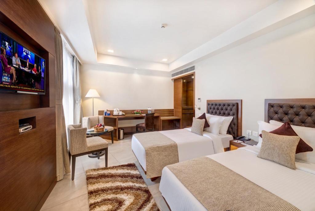 TV a/nebo společenská místnost v ubytování Peerless Hotel Kolkata