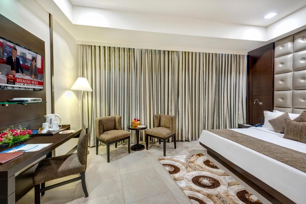 Postel nebo postele na pokoji v ubytování Peerless Hotel Kolkata