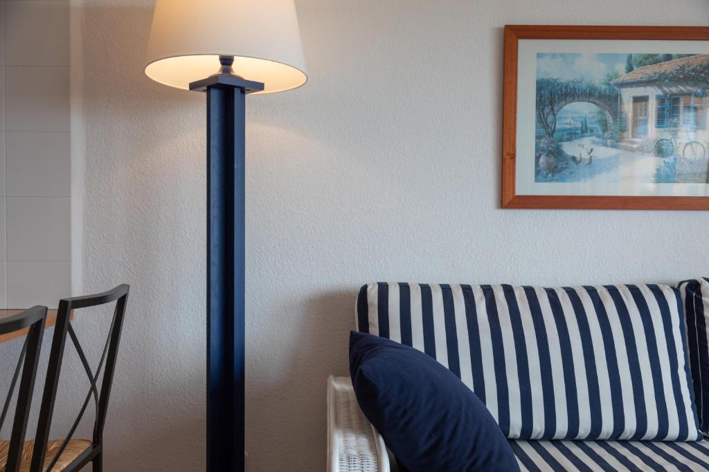 A seating area at Apartaments Beach & Golf Resort
