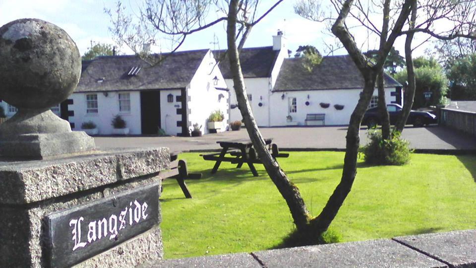 ein Park mit einer Bank und einem Baum im Gras in der Unterkunft Langside Bed and Breakfast in Fenwick