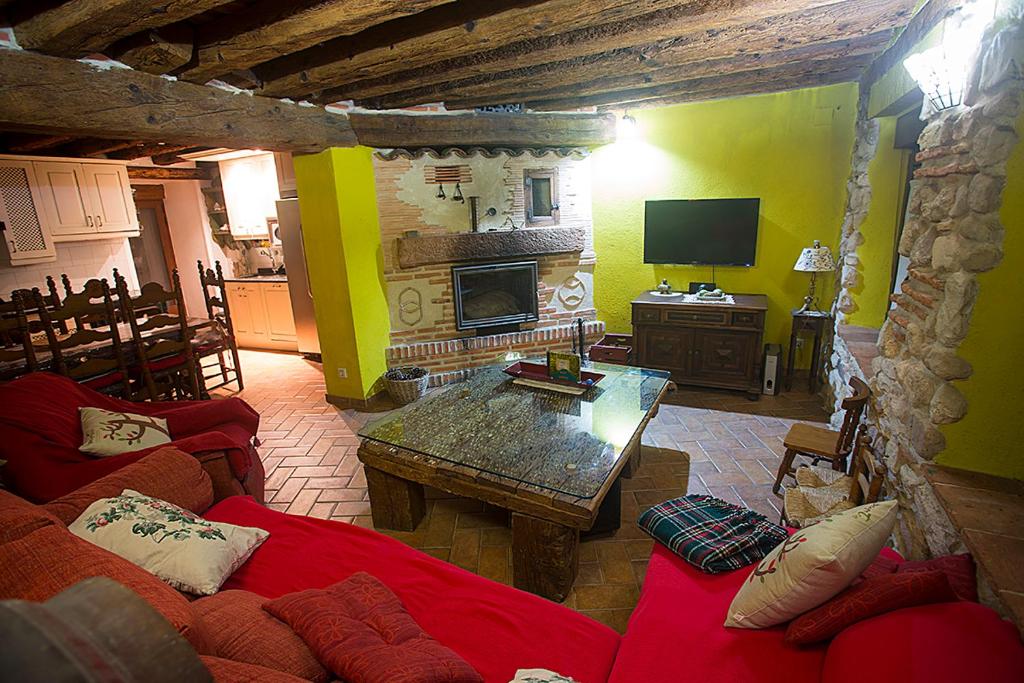 a living room with a couch and a table at Casa Rural Inma in Muñoveros