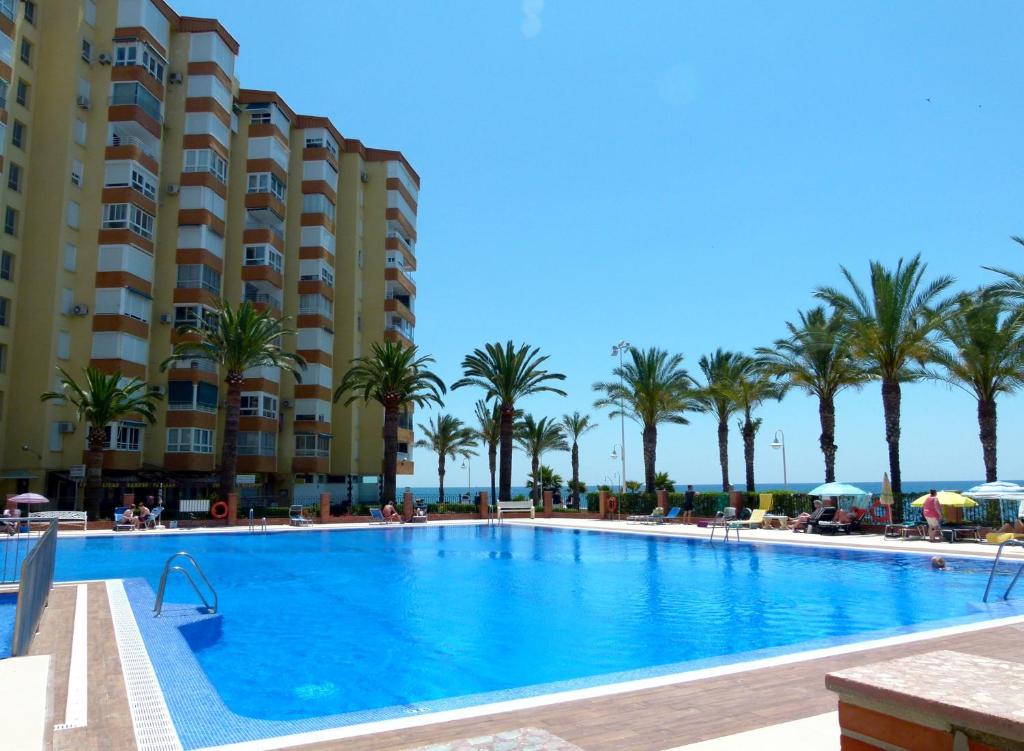 Bazén v ubytování Apartamentos Intercentro Algarrobo-Costa APARTAMENTOS TURÍSTICOS -INMOBILIARIA nebo v jeho okolí