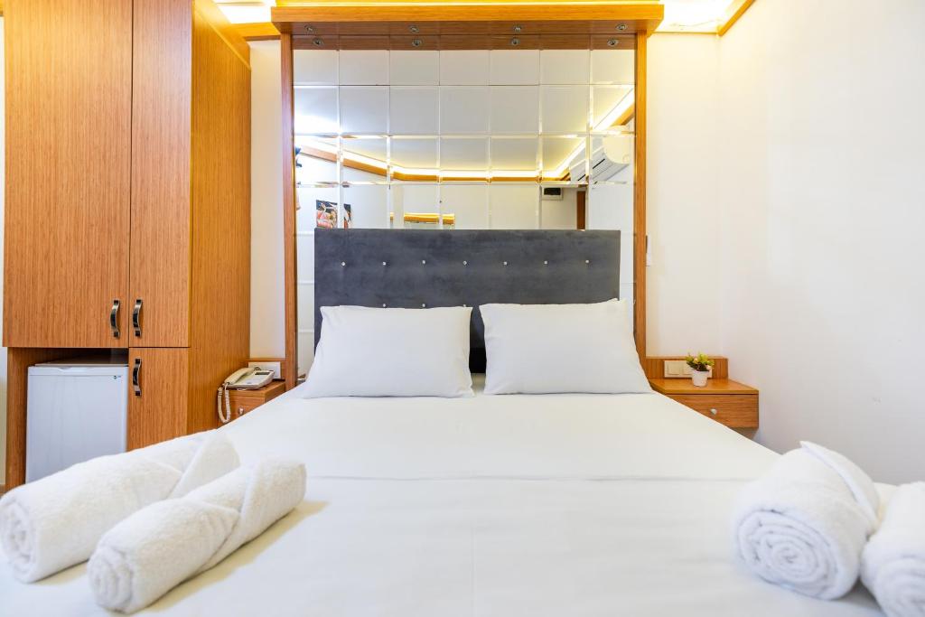 1 dormitorio con 1 cama blanca grande y 2 almohadas en Seven Rooms Oldcity Hotel, en Estambul