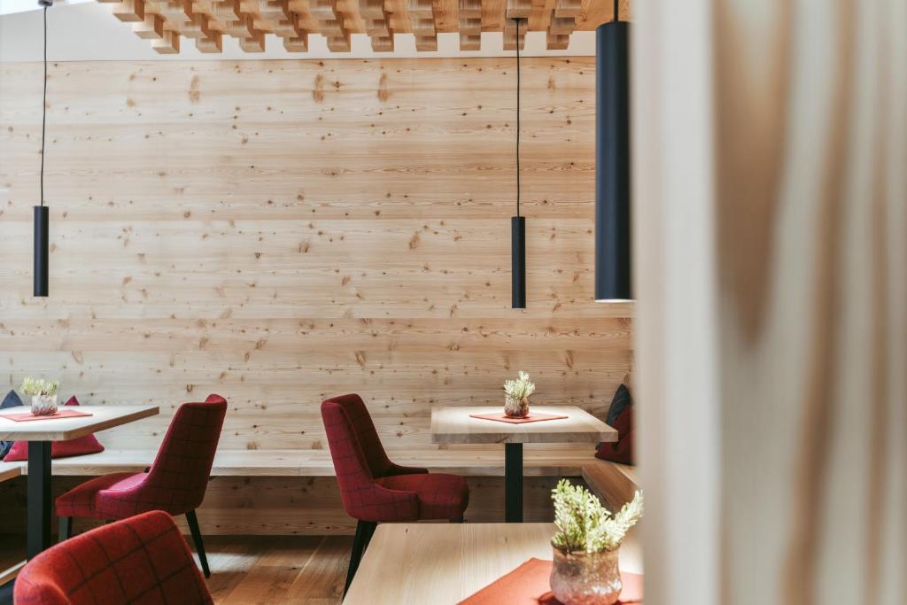 A seating area at Lochbauer