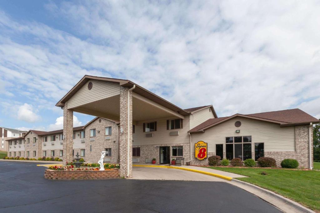 une représentation de l'avant d'un hôtel dans l'établissement Super 8 by Wyndham Big Rapids, à Big Rapids