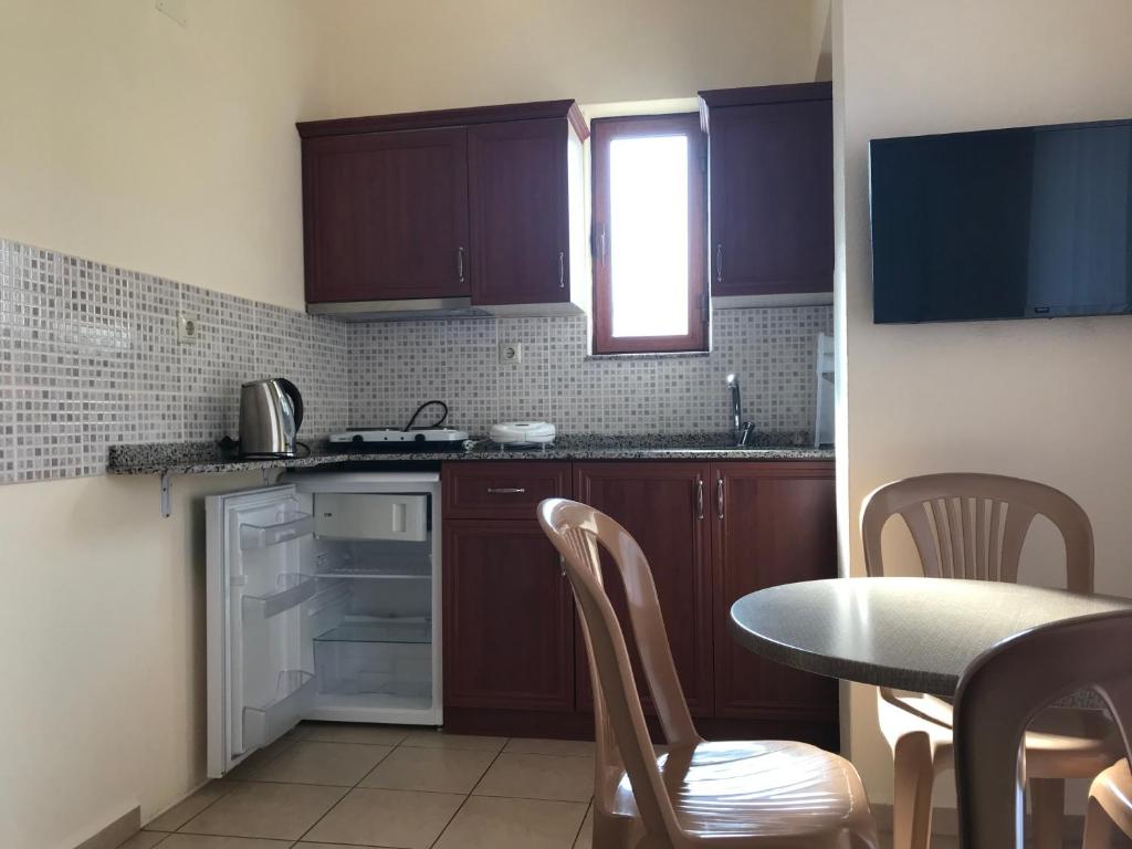 Kuchyň nebo kuchyňský kout v ubytování Murat Apart Hotel
