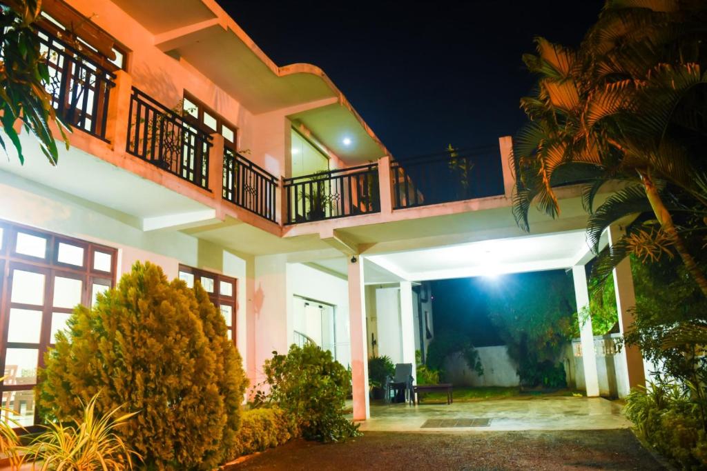 una casa con balcón por la noche en Araliya Blue Beach View Hotel en Negombo