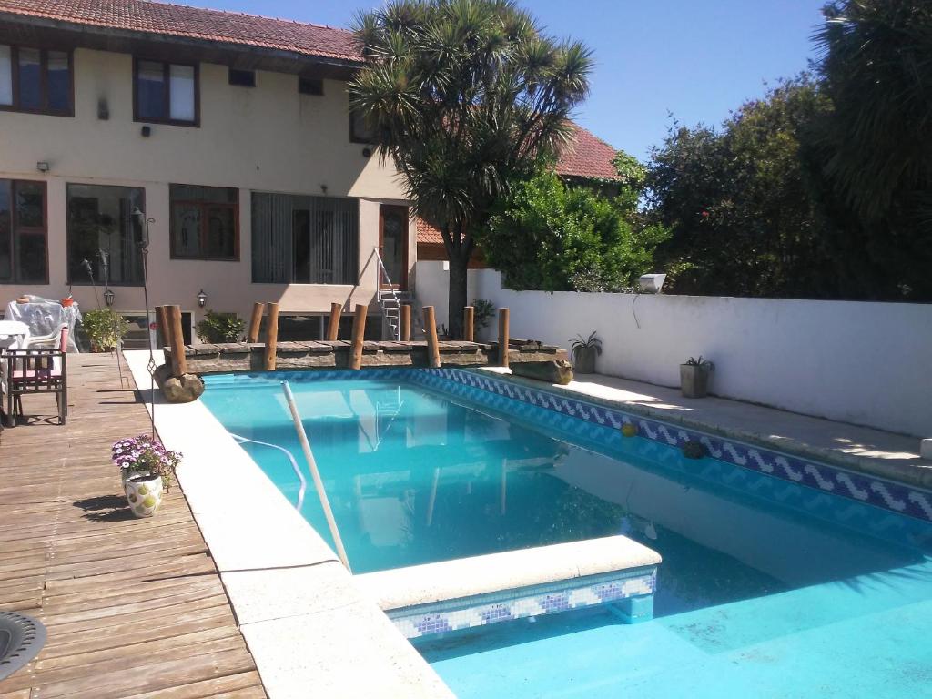 una piscina di fronte a una casa di Chalet Gasset a Mar del Plata