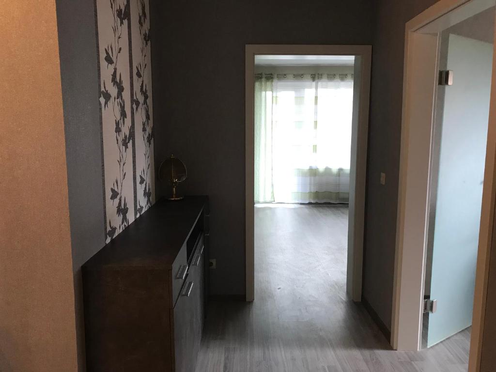 a room with a black counter and a window at 3 -Zimmer Wohnung im Zentrum Bad Nenndorf in Bad Nenndorf