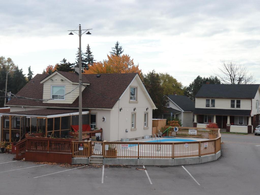 Falls Lodge by the Falls (Formerly Knights Inn) - Resim 13