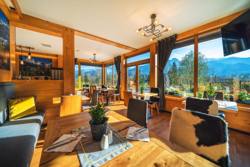 Výhľad na hory alebo výhľad na hory priamo z of the bed and breakfast