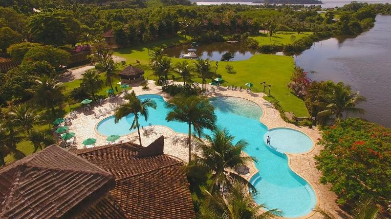 uma vista aérea de um resort com duas piscinas em Flat Privativo Reserva do Mar em Angra dos Reis