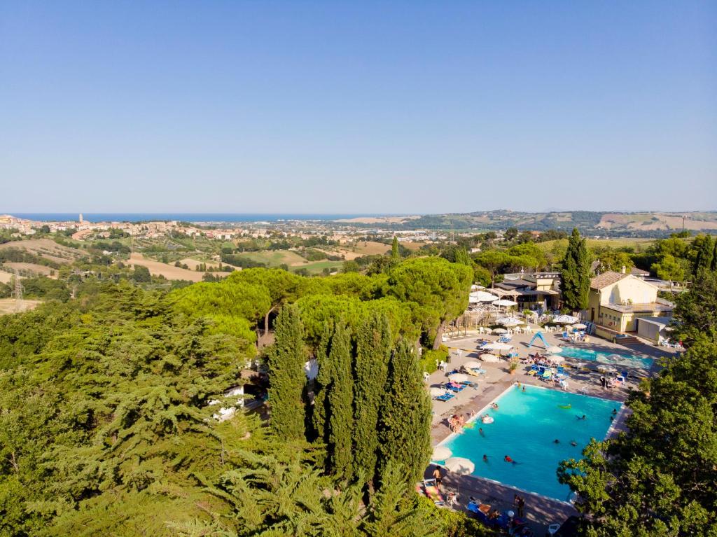 uma vista aérea de um resort com uma piscina em Camping Village Mar y Sierra em San Costanzo