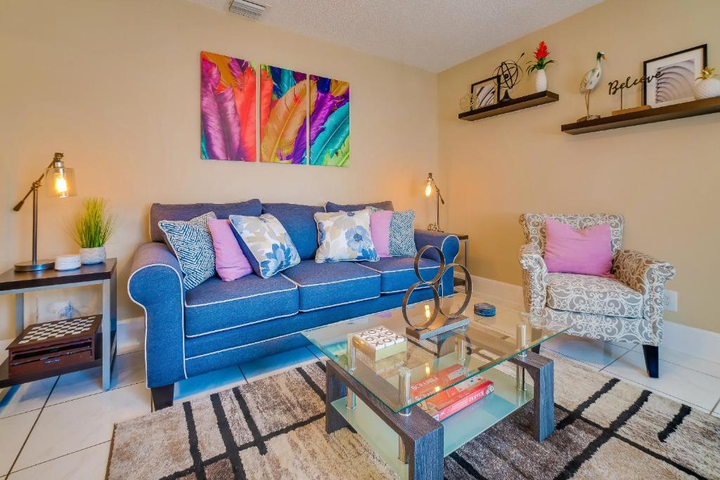 sala de estar con sofá azul y silla en Hainsley Apartments at 1645 en Fort Lauderdale