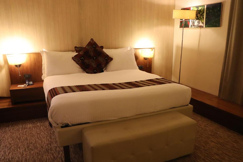 Postel nebo postele na pokoji v ubytování Mamba Point Hotel