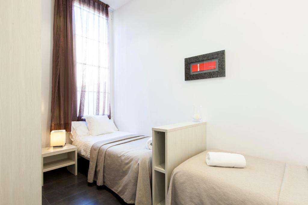 Posteľ alebo postele v izbe v ubytovaní Aspasios Rambla Catalunya Apartments