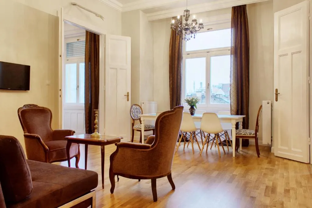 4BR , 3BHR with AC at the OPERA, Budapesta, Ungaria