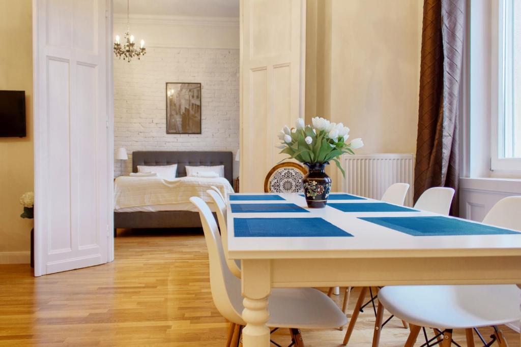 Posteľ alebo postele v izbe v ubytovaní 4BR , 3BHR with AC at the OPERA